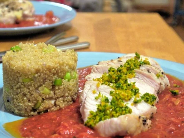 Rezept: Hähnchenbrust auf Tomatensauce mit Gremolata und würzigem Quinoa Bild Nr. 16 Hähnchenbrust auf Tomatensauce mit Gremolata und würzigem Quinoa - Rezept - Bild Nr. 16