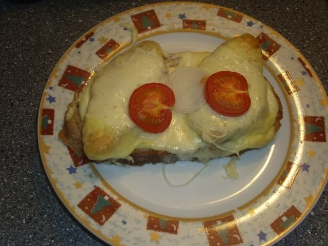 Rezept: Hacksteaks auf Brot mit Käse überbacken Hacksteaks auf Brot mit Käse überbacken - Rezept