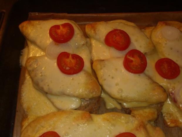 Hacksteaks auf Brot mit Käse überbacken - Rezept - kochbar.de
