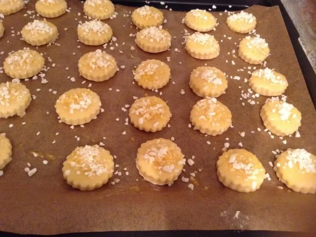 Hefeplätzchen mit Hagelzucker - Rezept