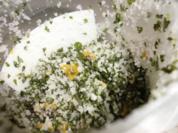 Gewürzmittel; Aromasalz: Petersilien-Peperoni-Salz - Rezept