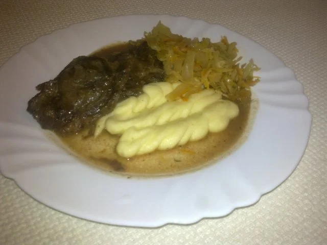 Kalbsbäckchen mit Spitzkohlsauerkraut - Rezept