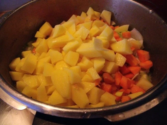 Rezept: Roter Linseneintopf mit Bauchfleisch und Cabanossi Bild Nr. 5 Roter Linseneintopf mit Bauchfleisch und Cabanossi - Rezept - Bild Nr. 5