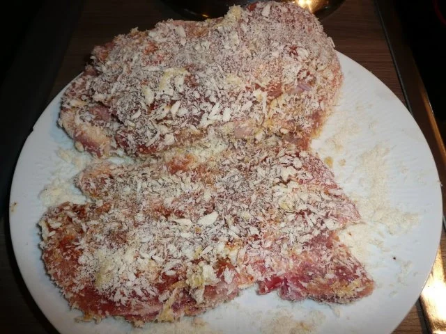 Kammkotelett  an Erbsen , Minikarotten und Salzkartoffeln. - Rezept - Bild Nr. 2