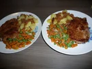 Kammkotelett  an Erbsen , Minikarotten und Salzkartoffeln. - Rezept