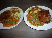 Kammkotelett  an Erbsen , Minikarotten und Salzkartoffeln. - Rezept