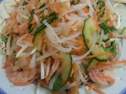 Shirataki Nudelsalat mit Garnelen (Konjaknudelsalat) - Rezept