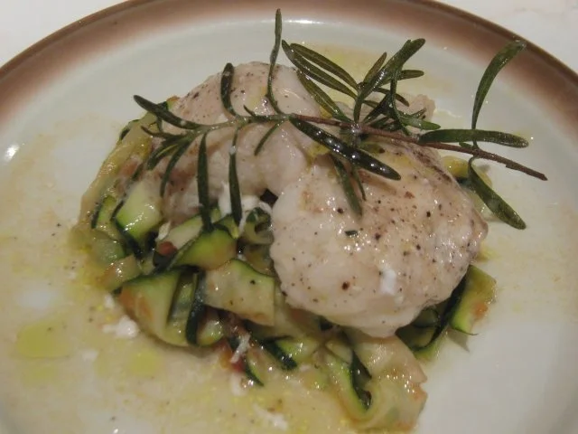 mediterraner Seeteufel auf Zucchinistreifen - Rezept