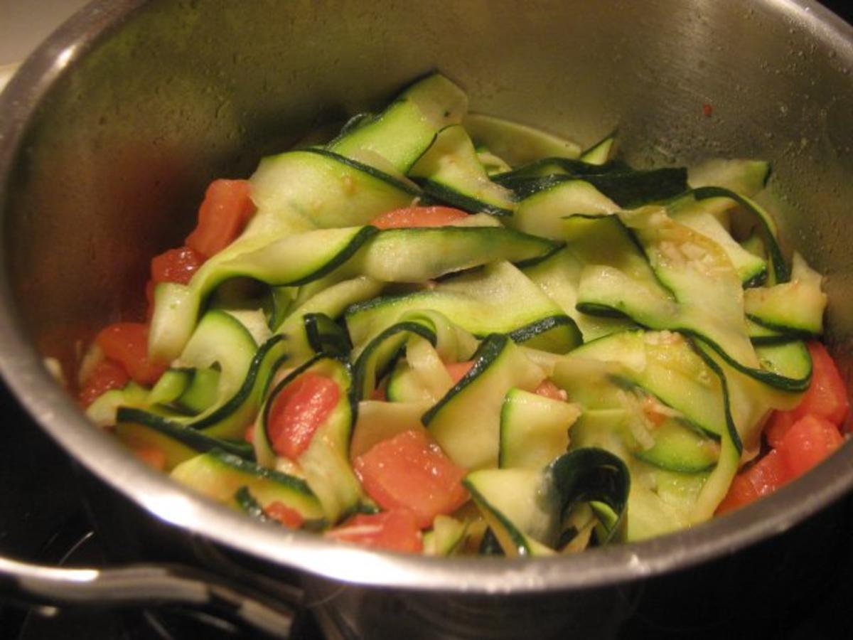 mediterraner Seeteufel auf Zucchinistreifen - Rezept - Bild Nr. 6