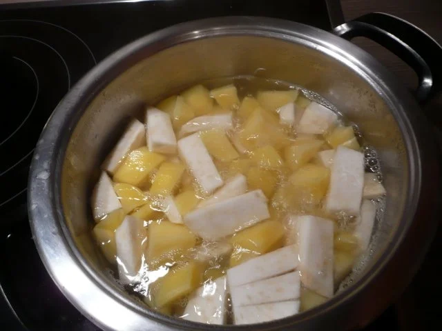 Rezept: Rippcher, Sellerie - Kartoffelstampf , Zuckerschoten und Soße ! Bild Nr. 7 Rippcher, Sellerie - Kartoffelstampf , Zuckerschoten und Soße ! - Rezept - Bild Nr. 7