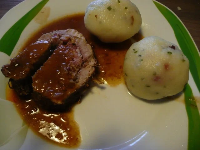 Rollbraten mit Knödel und Salat - Rezept