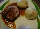 Rollbraten mit Knödel und Salat - Rezept