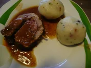 Rollbraten mit Knödel und Salat - Rezept