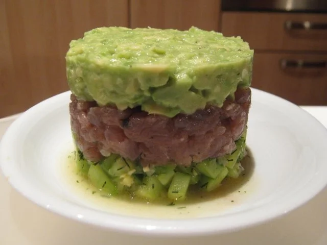marinierter Thunfisch auf Gurken-Chutney mit Avocado-Topping - Rezept