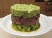 marinierter Thunfisch auf Gurken-Chutney mit Avocado-Topping - Rezept