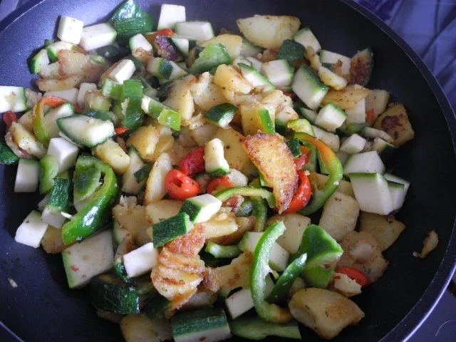 Vegan : 2 Gänge - Essen : Bunte Pfanne und Griessuppe mit Brotwürfelchen - Rezept - Bild Nr. 2