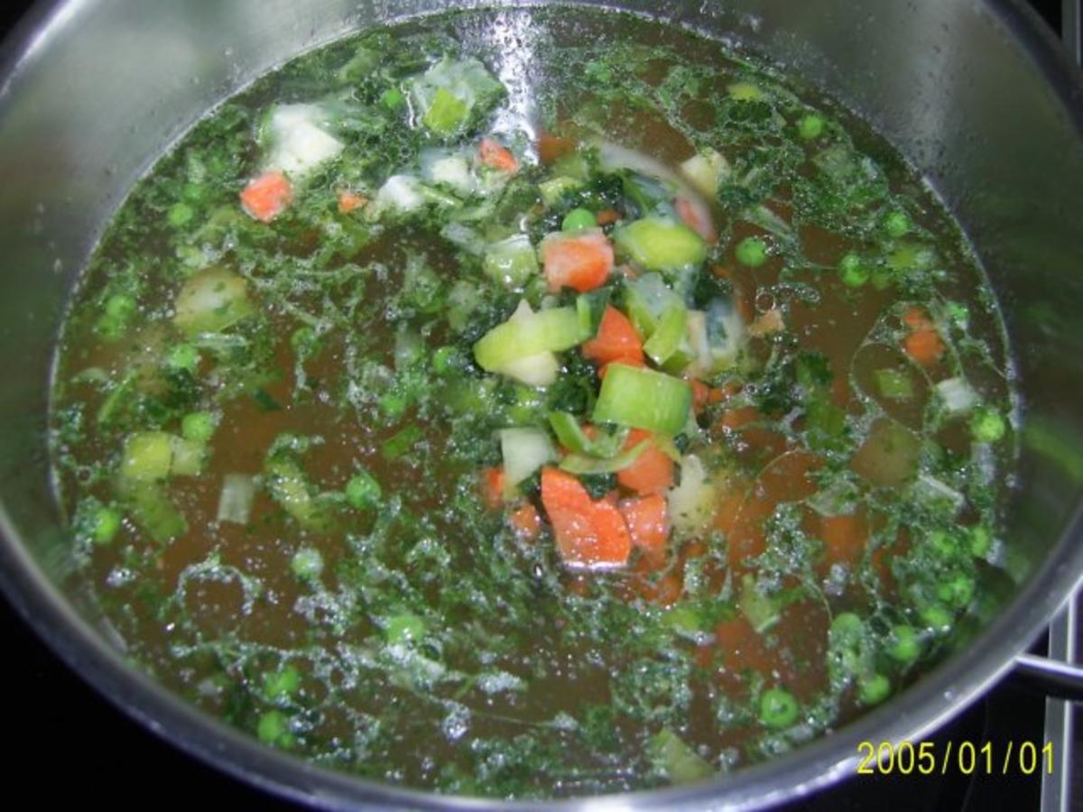 Suppen & Eintöpfe: Nudelsuppe mit knackigem Gemüse - Rezept - Bild Nr. 3