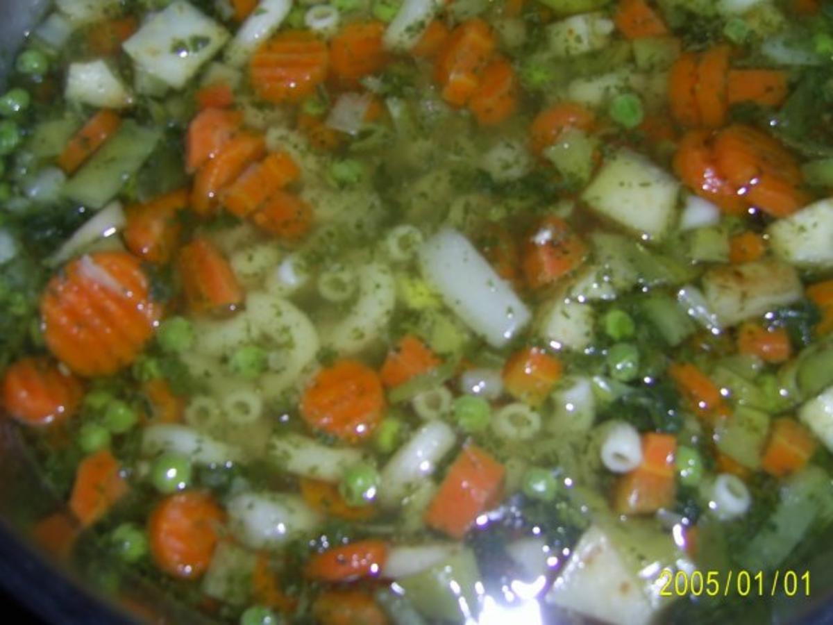Suppen & Eintöpfe: Nudelsuppe mit knackigem Gemüse - Rezept - Bild Nr. 8