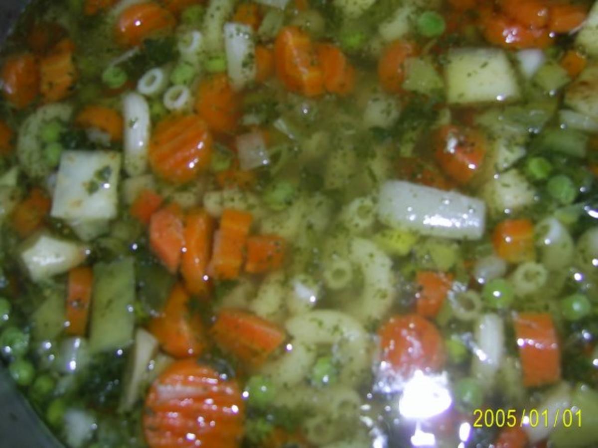 Suppen & Eintöpfe: Nudelsuppe mit knackigem Gemüse - Rezept - Bild Nr. 9