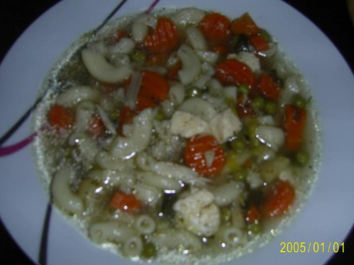Suppen & Eintöpfe: Nudelsuppe mit knackigem Gemüse - Rezept