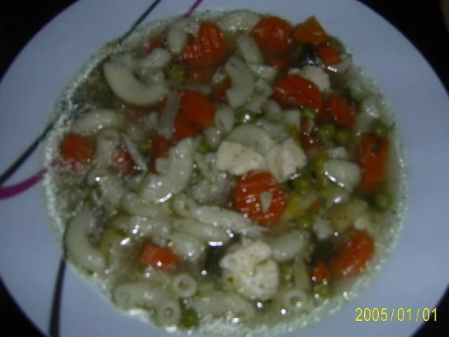 Suppen & Eintöpfe: Nudelsuppe mit knackigem Gemüse - Rezept