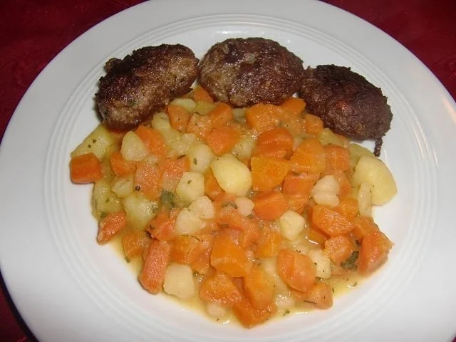 Möhrengemüse mit Frikadellen à la Heiko - Rezept