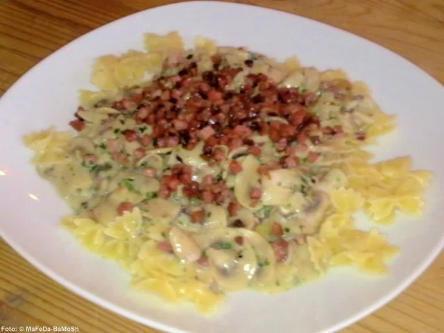 Rezept: Mini-Farfalle in Pilz-Schinken-Soße Mini-Farfalle in Pilz-Schinken-Soße - Rezept