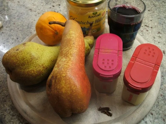 Rezept: Dessert: Glühweinbirnen unter Sahnepudding Bild Nr. 2 Dessert: Glühweinbirnen unter Sahnepudding - Rezept - Bild Nr. 2