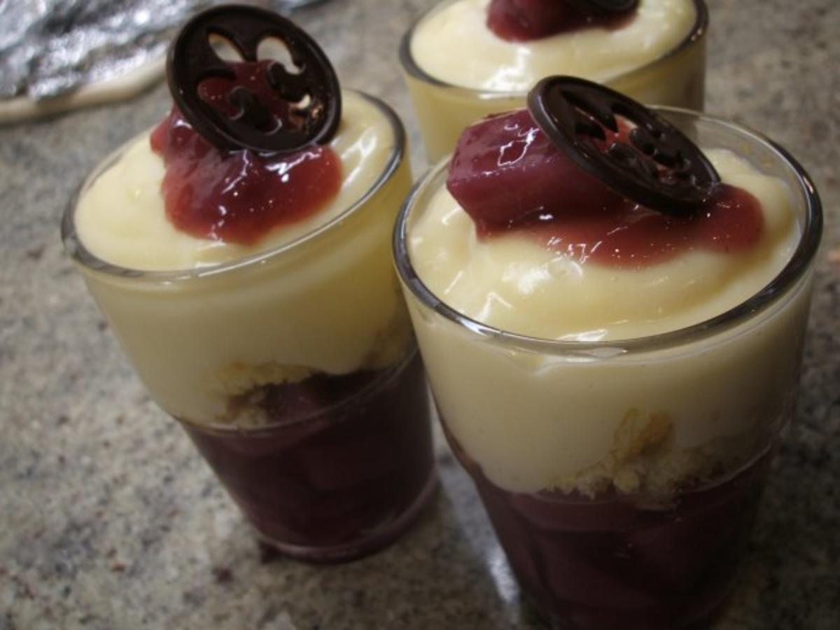 Bilder für Dessert: Glühweinbirnen unter Sahnepudding - Rezept