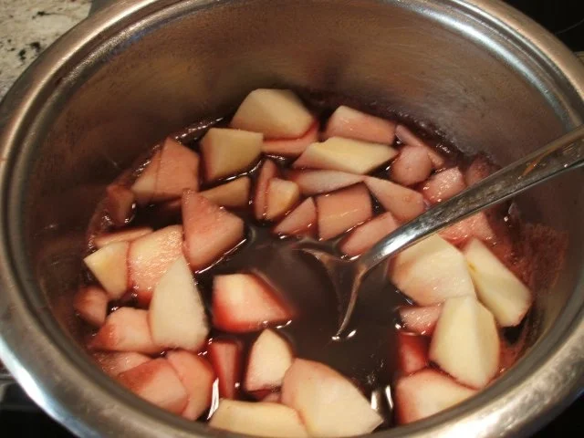 Rezept: Dessert: Glühweinbirnen unter Sahnepudding Bild Nr. 5 Dessert: Glühweinbirnen unter Sahnepudding - Rezept - Bild Nr. 5