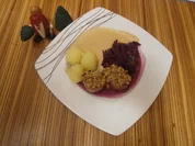 Oh Du fröhliches Schwein (Schweinefilet mit Walnusskruste, an Rotkohl und Kartoffelknödel) - Rezept