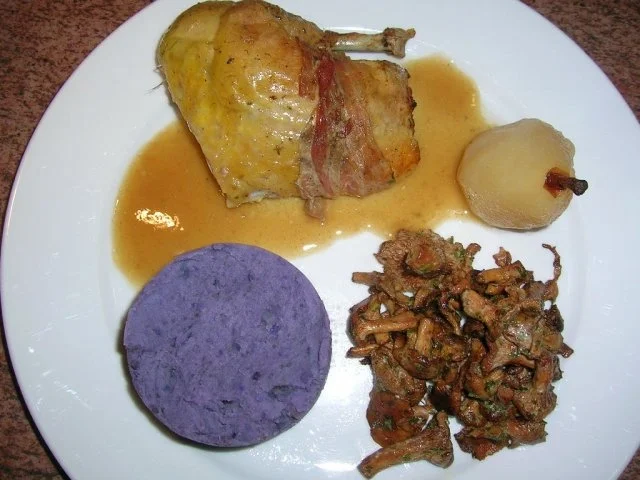 Perlhuhn, ummantelt, an blauem Trüffelpüree und Chilibirnen - Rezept - Bild Nr. 2