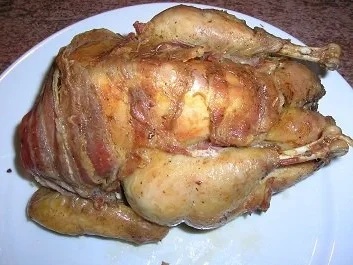 Perlhuhn, ummantelt, an blauem Trüffelpüree und Chilibirnen - Rezept - Bild Nr. 4