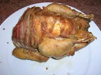 Perlhuhn, ummantelt, an blauem Trüffelpüree und Chilibirnen - Rezept - Bild Nr. 5