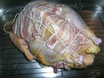 Perlhuhn, ummantelt, an blauem Trüffelpüree und Chilibirnen - Rezept - Bild Nr. 6