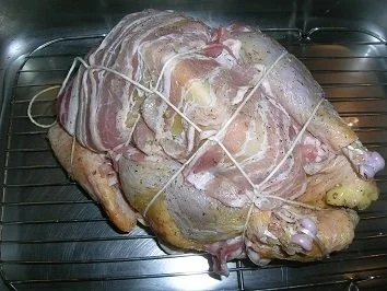 Perlhuhn, ummantelt, an blauem Trüffelpüree und Chilibirnen - Rezept - Bild Nr. 7