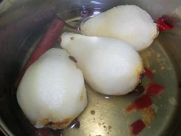 Perlhuhn, ummantelt, an blauem Trüffelpüree und Chilibirnen - Rezept - Bild Nr. 8