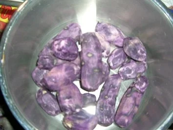 Perlhuhn, ummantelt, an blauem Trüffelpüree und Chilibirnen - Rezept - Bild Nr. 9