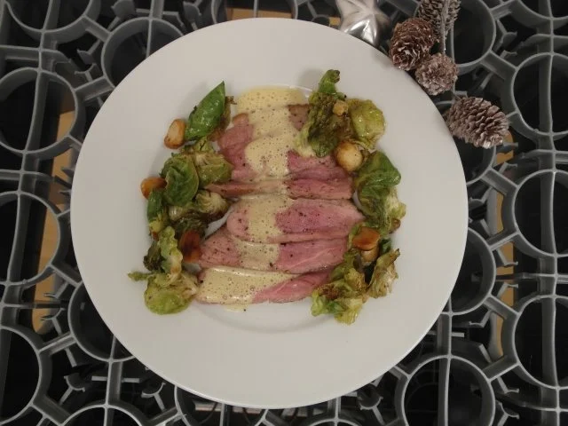 Enten-Carpaccio unter einem Schaum von Orange und Ingwer, anbei Rosenkohlblätter - Rezept