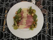 Rezept: Enten-Carpaccio unter einem Schaum von Orange und Ingwer, anbei Rosenkohlblätter Enten-Carpaccio unter einem Schaum von Orange und Ingwer, anbei Rosenkohlblätter - Rezept