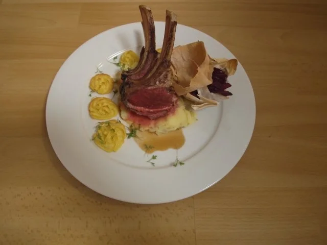 Lammkrone auf Fichten-Jus mit Herzoginnen-Kartoffeln, begleitet von Rotkohl im Schlafrock - Rezept