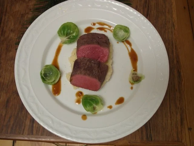 Rezept: Rehrücken mit Selleriepüree und Rosenkohlblättern an Portwein-Jus Rehrücken mit Selleriepüree und Rosenkohlblättern an Portwein-Jus - Rezept
