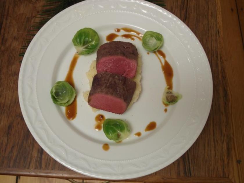 Rehrücken mit Selleriepüree und Rosenkohlblättern an Portwein Jus - von ...