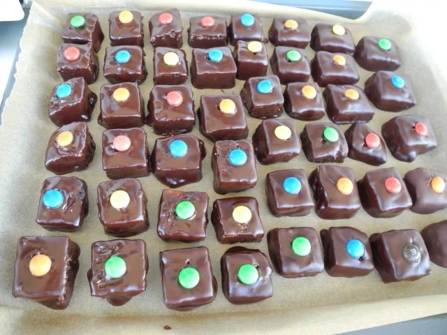 Plätzchen & Kekse : Dominosteine mit bunten Punkten ...schnell gemacht - Rezept - Bild Nr. 2