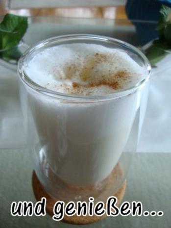 Aufgeschäumte Honigmilch mit Ingwer