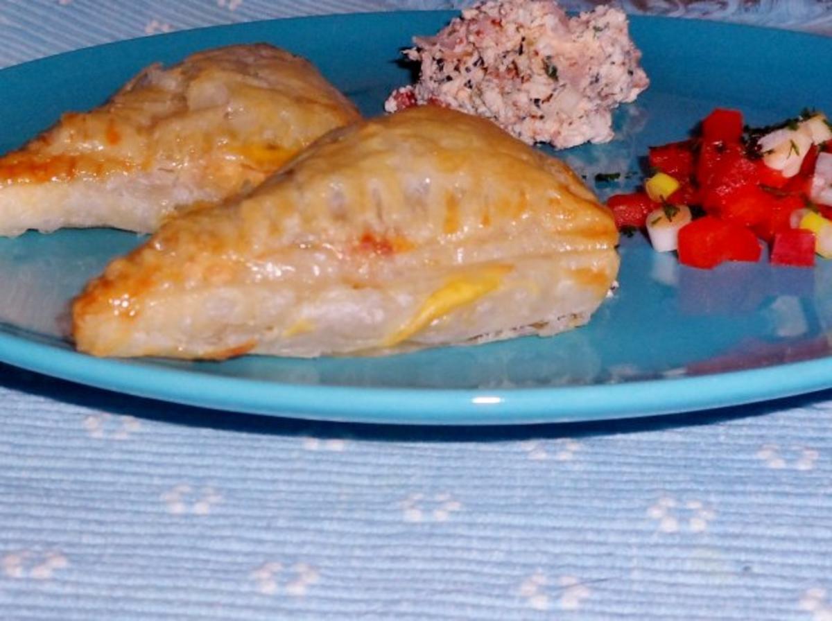 Abendessen/Snack: Blätterteigtaschen mit pikanter Feta-Paprika-Füllung ...