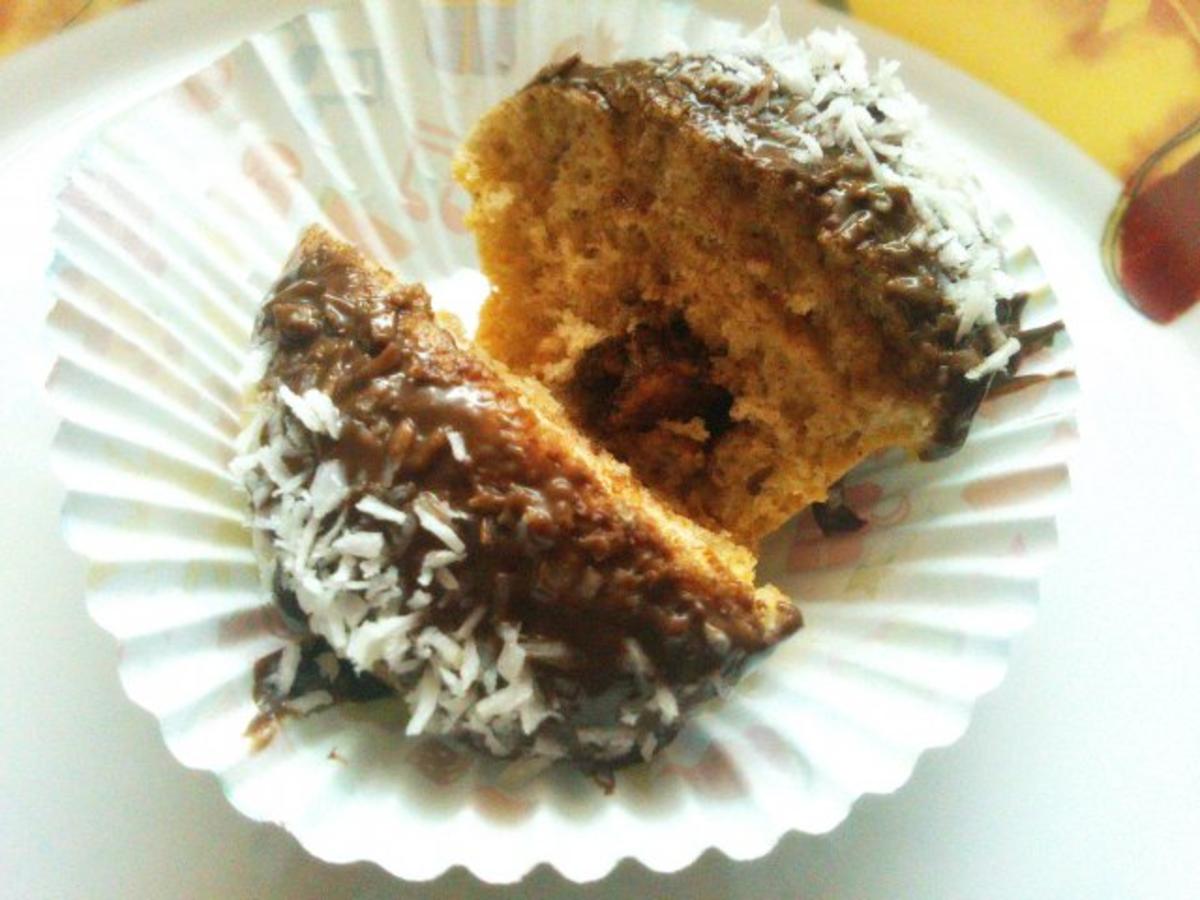 Bilder für Mini Pfannkuchen Cupcakes gefüllt mit KitKat und Nutella-Cocos Haube - Rezept