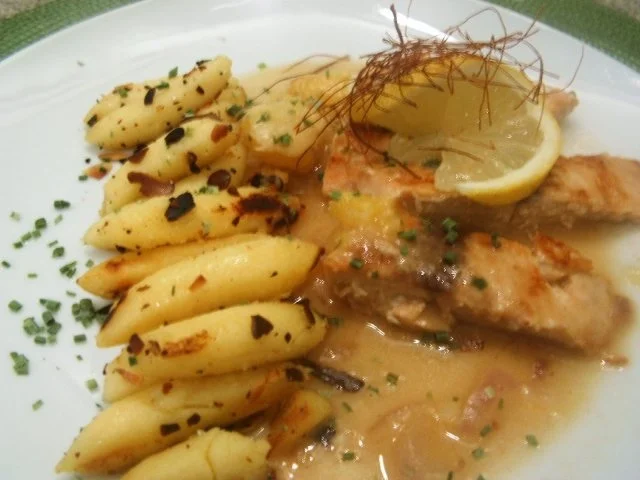 Rezept: Lachs mit Mandelschupfnudeln Lachs mit Mandelschupfnudeln - Rezept