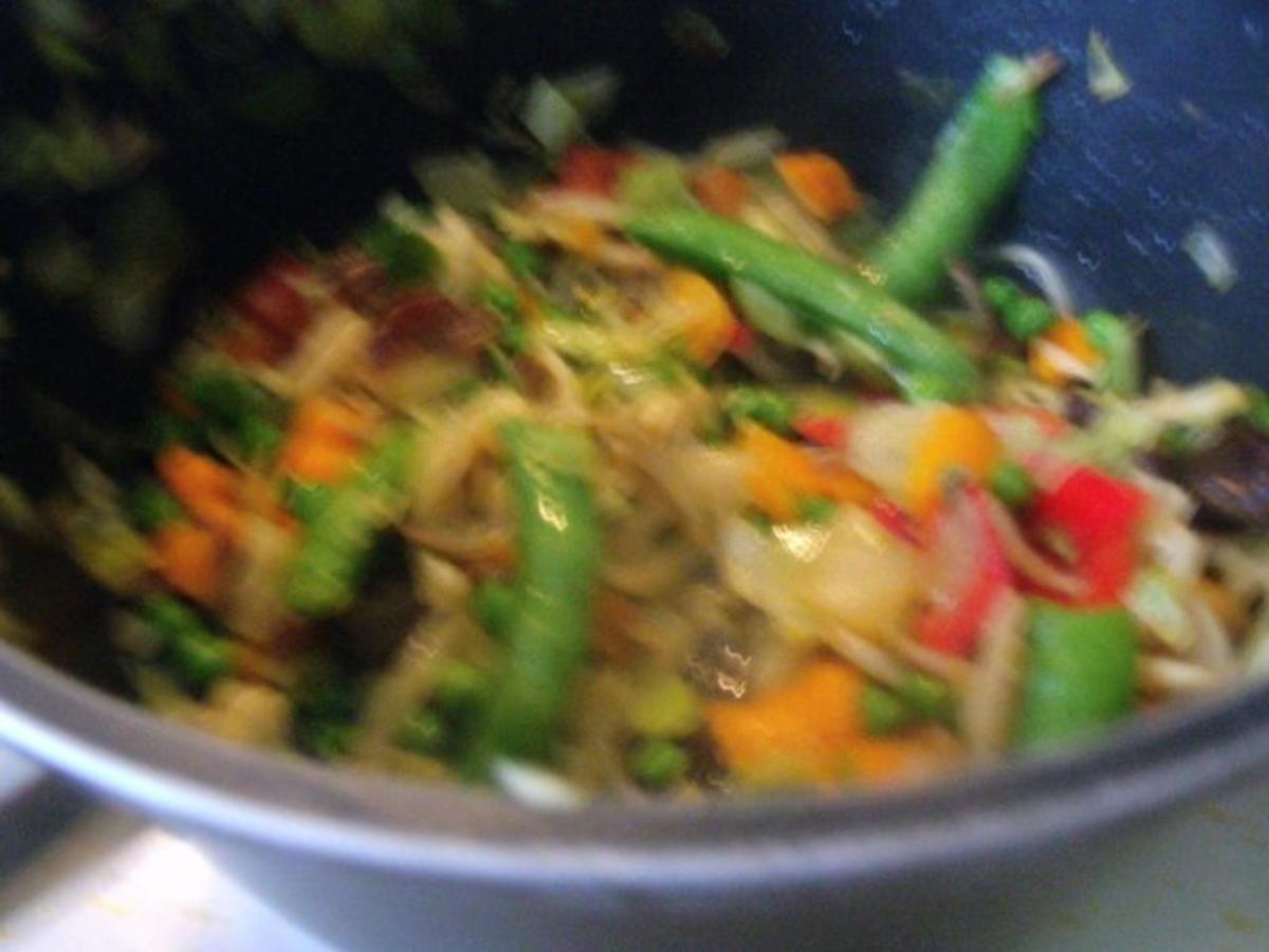 kleine Steaks paniert und kross gebraten mit buntem Gemüse und Tomatensoße - Rezept - Bild Nr. 5