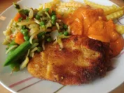 Rezept: kleine Steaks paniert und kross gebraten mit buntem Gemรผse und Tomatensoรe kleine Steaks paniert und kross gebraten mit buntem Gemรผse und Tomatensoรe - Rezept